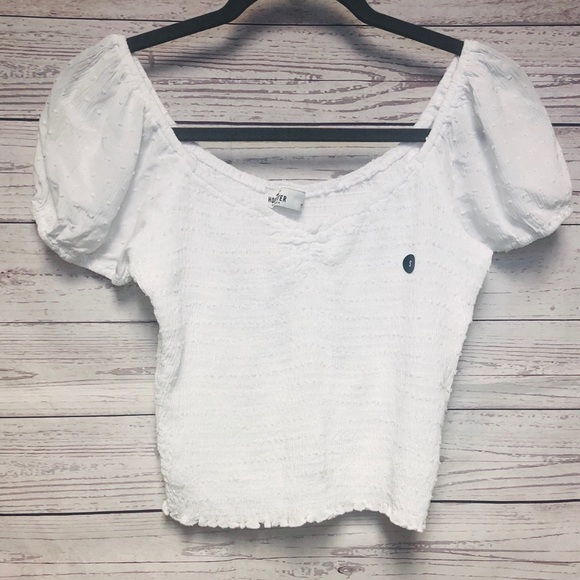 Hollister Tops - Girls on or Off The Shoulder Crop Top in White Hollister Tops - Girls on or Off The Shoulder Crop Top in White